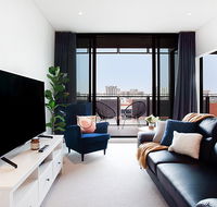 Luxe Apartment Five Minutes From Airport and City - Accommodation Bookings