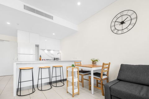 Luxe Apartment With Balcony And Pool Near Galleries - Accommodation Bookings 1