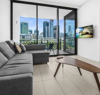 Luxe Apartment with Balcony and Pool Near Galleries - Accommodation Bookings