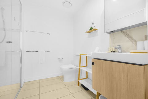 Luxe Apartment With Balcony And Pool Near Galleries - Accommodation Bookings 3