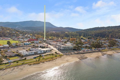 Luxurious Apartment, A Stones Throw From The Beach - Accommodation Bookings 0