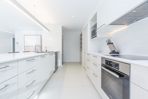 Luxurious Apartment, A Stones Throw From The Beach - Accommodation Bookings 1