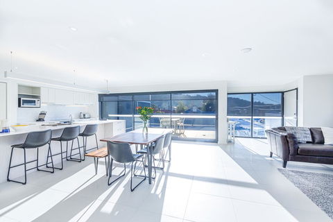 Luxurious Apartment, A Stones Throw From The Beach - Accommodation Bookings 2