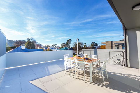 Luxurious Apartment, A Stones Throw From The Beach - Accommodation Bookings 3
