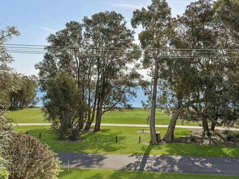 Luxurious Lake House - Accommodation Bookings 3