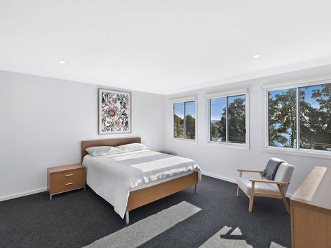 Luxurious Lake House - Accommodation Bookings 1
