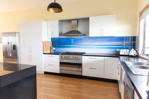 Luxurious Waterfront 10 Minutes Drive To Phillip Island (sleeps 12) - Accommodation Bookings 0