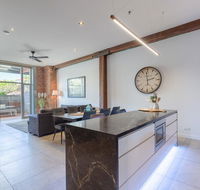 Luxury 3 brm 2 bath Woolstore apt with Courtyard - Accommodation Bookings