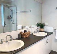 Luxury 4BR Home with KING Bed Lakes Entrance - Accommodation Bookings