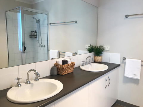 Luxury 4BR Home With KING Bed Lakes Entrance - Accommodation Bookings 0