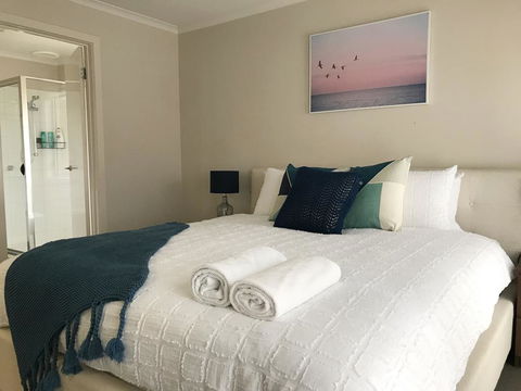 Luxury 4BR Home With KING Bed Lakes Entrance - Accommodation Bookings 3