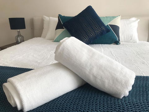 Luxury 4BR Home With KING Bed Lakes Entrance - Accommodation Bookings 2