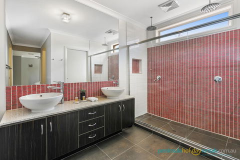 Luxury Coastal Escape - Accommodation Bookings 3