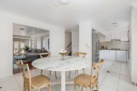 Luxury Family-size Home In Smart Beachside Suburb - Accommodation Bookings 1