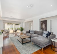 Luxury Family-size Home in Smart Beachside Suburb - Accommodation Bookings
