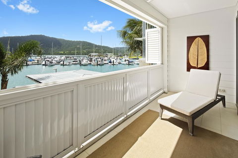 Luxury Marina View Apartment - Accommodation Bookings 3