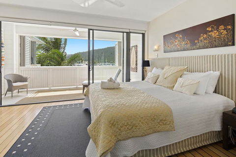 Luxury Marina View Apartment - Accommodation Bookings 1