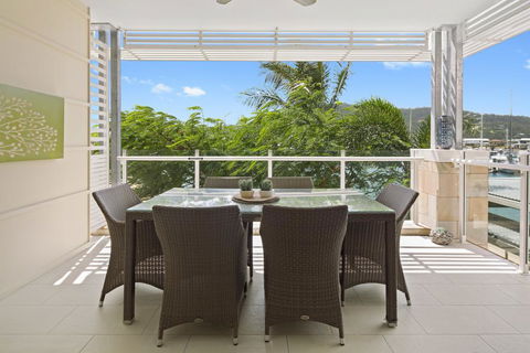 Luxury Marina View Apartment - Accommodation Bookings 2
