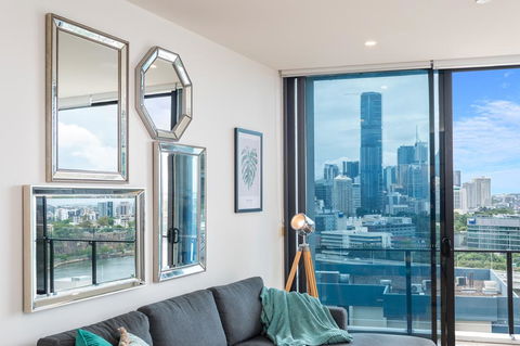 Luxury River City Views With Pool, Gym, Cafe, WiFi, Hospital - Accommodation Bookings 3