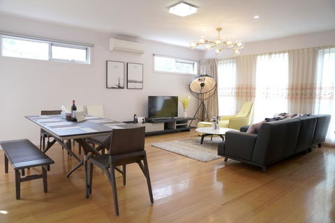 Melbourne Luxury Villa At Doncaster - Accommodation Bookings 0
