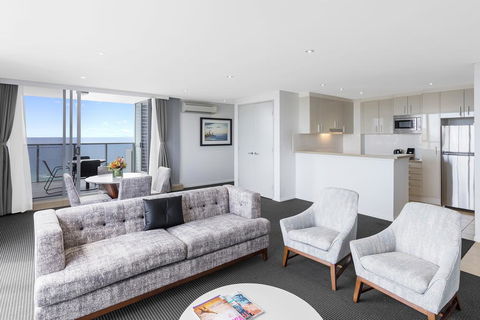 Meriton Suites Broadbeach - Accommodation Bookings 3