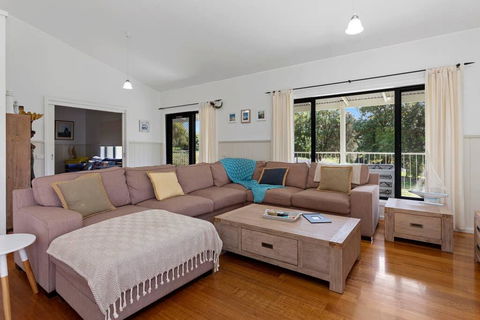 MERMAIDS ON MARENGO - Large Home With Wifi - Accommodation Bookings 0