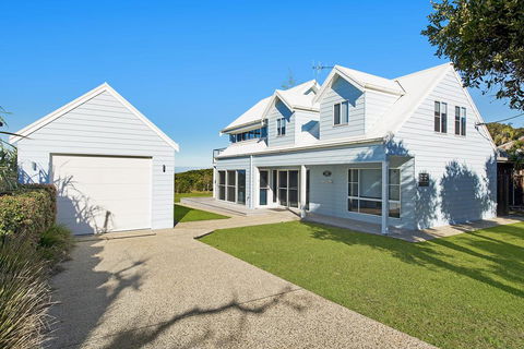 Middle Rock Beach House - Beach Front, Lake Cathie - Accommodation Bookings 0
