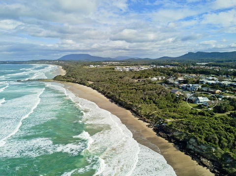 Middle Rock Beach House - Beach Front, Lake Cathie - Accommodation Bookings 3