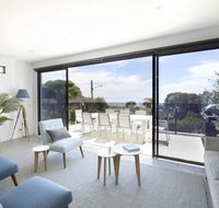 Mills Beach Retreat Luxury Family Retreat with hydrotherapy spa opposite beach walk to village