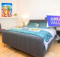 Minutes from the beach shops and parks Free - Wifi - Nespresso - Netflix - Accommodation Bookings