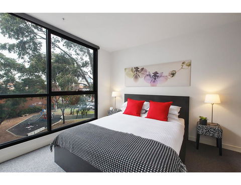 Modern 2 Bed Apartment In Trendy Collingwood - Accommodation Bookings 1