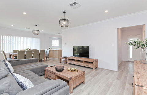 Modern And Spacious Home Near Curtin University - Accommodation Bookings 0
