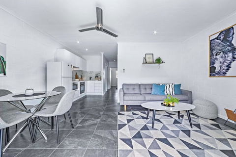 Modern Beach Front Apartment - Accommodation Bookings 0