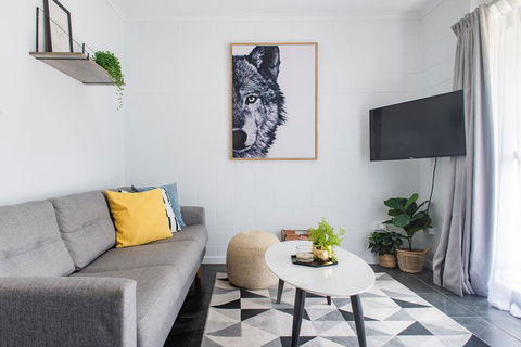 Modern Beach Front Apartment - Accommodation Bookings 1