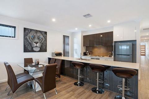 Modern Luxury At Christies Beach - Accommodation Bookings 1