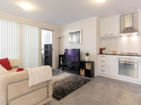 Modern Neat Convenient Apartment Close To Airport - Accommodation Bookings 3