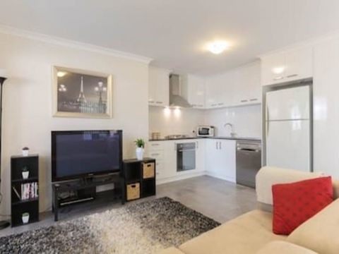Modern Neat Convenient Apartment Close To Airport - Accommodation Bookings 2