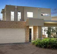Modern Peaceful Beach Location - Secure Parking - Accommodation Bookings