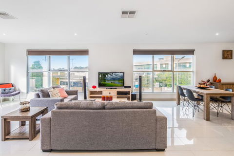 Modern Unit With Balconies Near Melbourne Airport - Accommodation Bookings 0