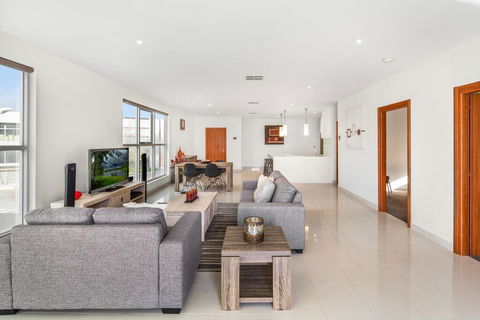 Modern Unit With Balconies Near Melbourne Airport - Accommodation Bookings 2