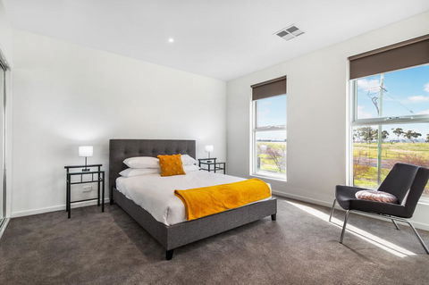 Modern Unit With Balconies Near Melbourne Airport - Accommodation Bookings 1