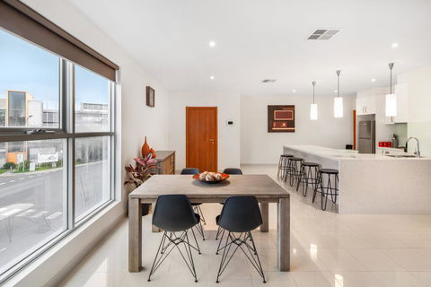 Modern Unit With Balconies Near Melbourne Airport - Accommodation Bookings 3