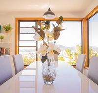 Moonah House-10 mins to CBD  MONA 4BR 2 BATH great view park 3 cars sleep 11 king bed en-suite - Accommodation Bookings