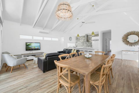 Mudjimba Island Beach House - Accommodation Bookings 1
