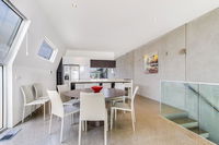 Nautilus 2 Luxury Retreat - Modern beachfront townhouse WiFi water views