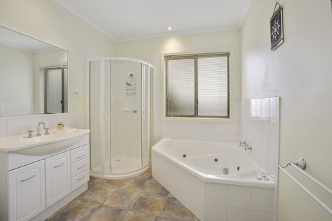 NELSON COVE 2 - Townhouse A Short Walk To Town - Accommodation Bookings 3