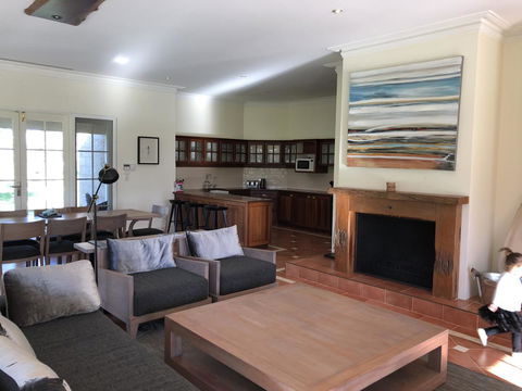 Caves Road Guest Houses - Accommodation Bookings 23