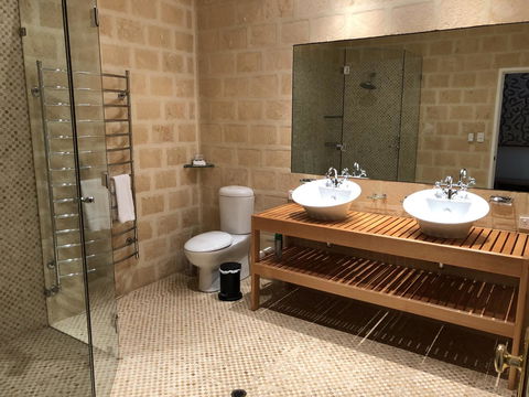 Caves Road Guest Houses - Accommodation Bookings 17