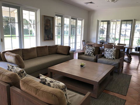 Caves Road Guest Houses - Accommodation Bookings 18