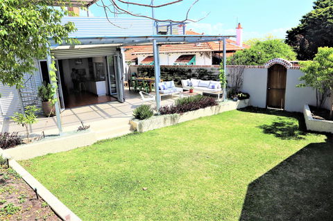 Fremantle Heritage Home For You To Enjoy! - Accommodation Bookings 13